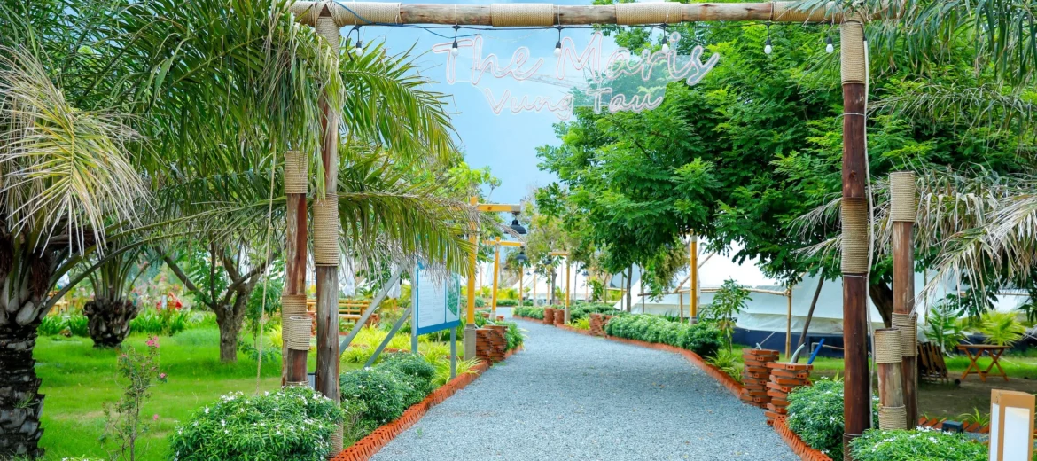 Cổng chào nội khu The Maris Glamping