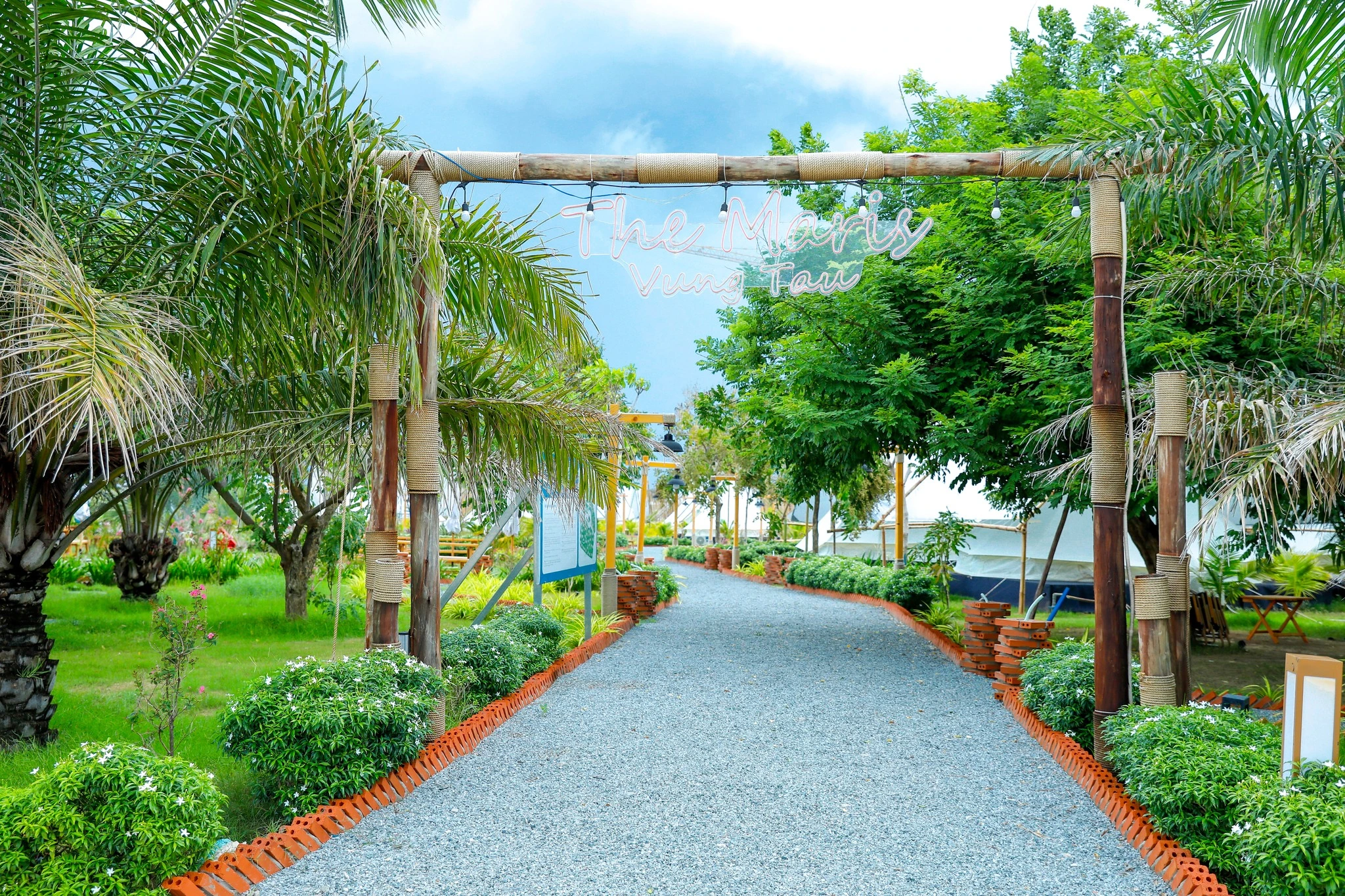 Cổng chào nội khu The Maris Glamping