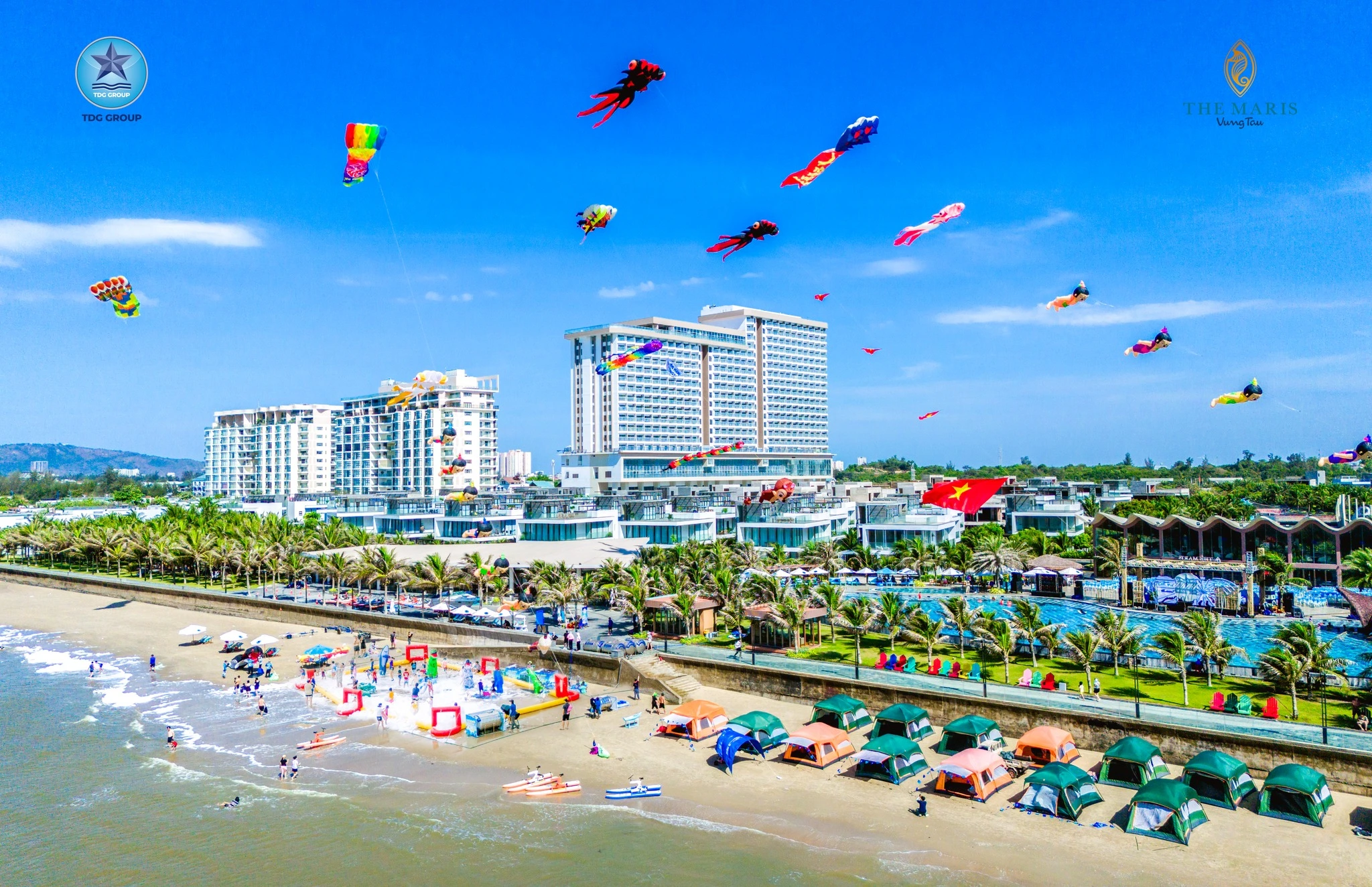 Thả diều khổng lồ tại bãi biển